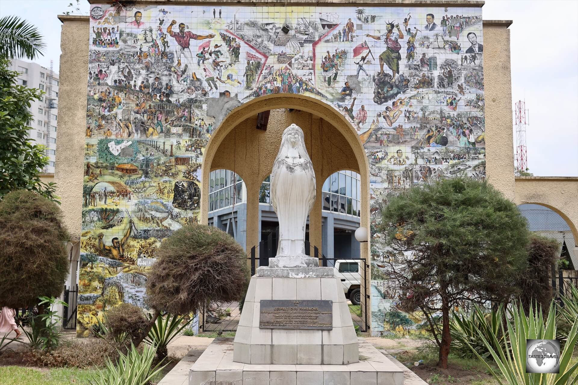 Fresque de l'Afrique (Fresco of Africa) represents the history of the Congolese people, from the pre-colonial period to the introduction of socialism in the 1960s.
