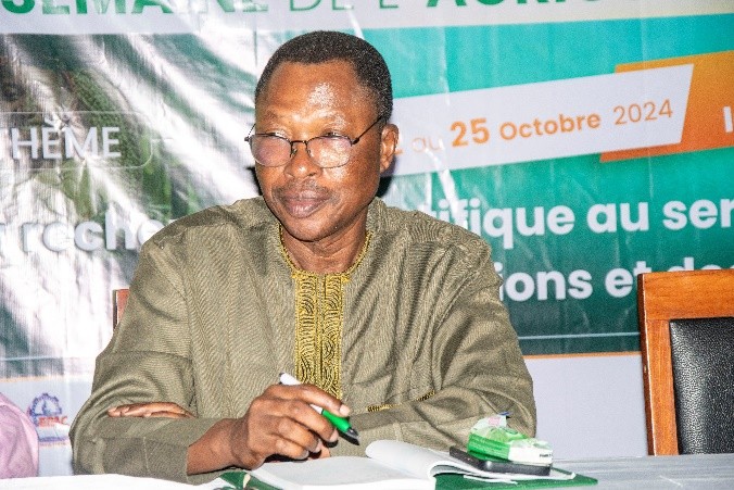 Le Professeur Adam Ahanchede intervenant lors de la SNAE