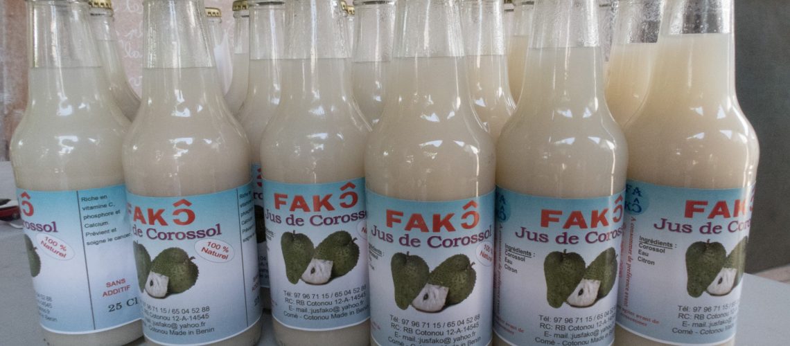 Fako produit une gamme de différents jus. Ici du jus de Corossol. Photo Vincent De Grelle