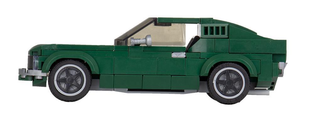 Mały zielony amerykański muscle car z klocków kompatybilnych z LEGO
