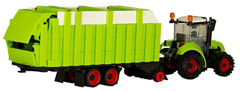 Zielony ciągnik z wielofunkcyjną przyczepą. Zestaw 102732 BlueBrixx to nowoczesny pojazd rolniczy z multifunkcjonalną przyczepą skonstruowany z 494 klocków w pełni kompatybilnych z LEGO. Zdjęcie tyłu pojazdu.