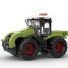 Nowoczesny, zielony traktor BlueBrixx z 139 klocków kompatybilnych z LEGO szeroki na sześć wypustek. Charakterystyczne dla pojazdu są wielkie czarne koła z bordowymi felgami.