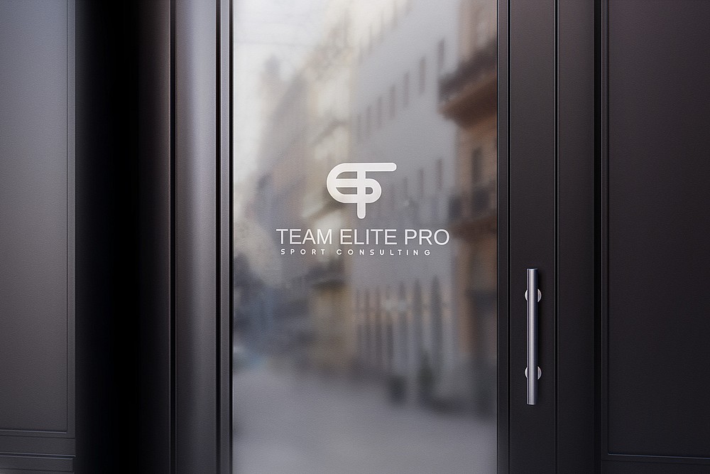 Eine stilvolle Eingangstür mit dem Logo von Team Elite Pro