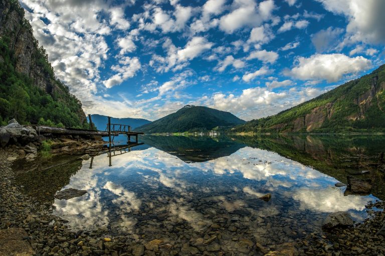 mountain-teambuild water mirror Norway