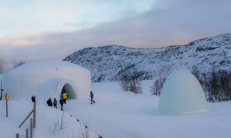 Norway-cabin snow teambuild igloo