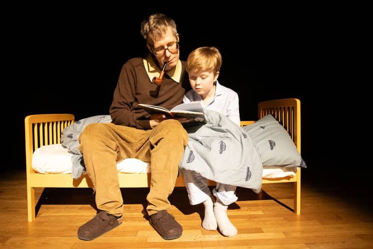Alfons Åberg och Pappa Bertil läser. På bild Johan Asplund och Edward Nyström. Teater Bristol din lokala teater i Sundbyberg