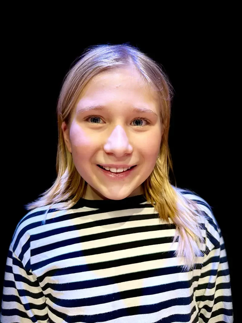 Hokus Pokus, Alfons Åberg – barnteater med riktig trollkarl på Teater Bristol i Sundbyberg 6 Barnskådespelaren Alma Gadenius som spelar Milla i Hokus Pokus, Alfons Åberg på Teater Bristol