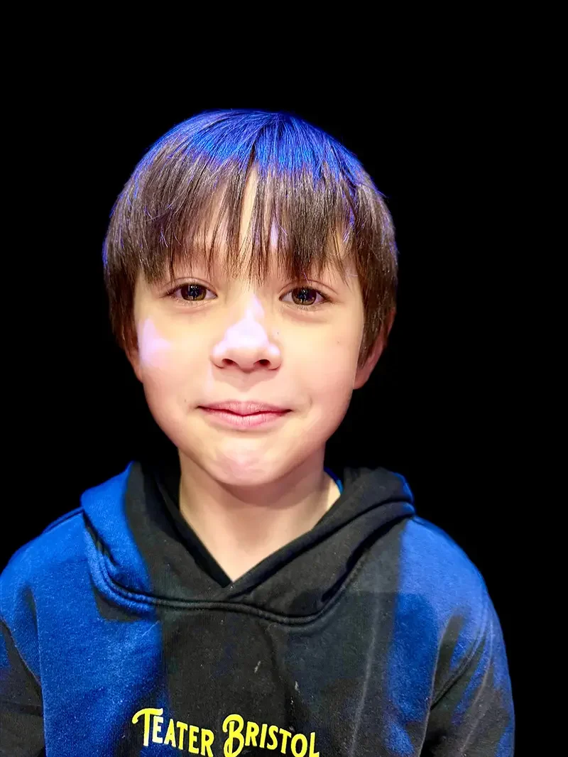 Hokus Pokus, Alfons Åberg – barnteater med riktig trollkarl på Teater Bristol i Sundbyberg 8 Barnskådespelaren Armin Asplund som spelar Alfons Åberg i Hokus Pokus, Alfons Åberg på Teater Bristol