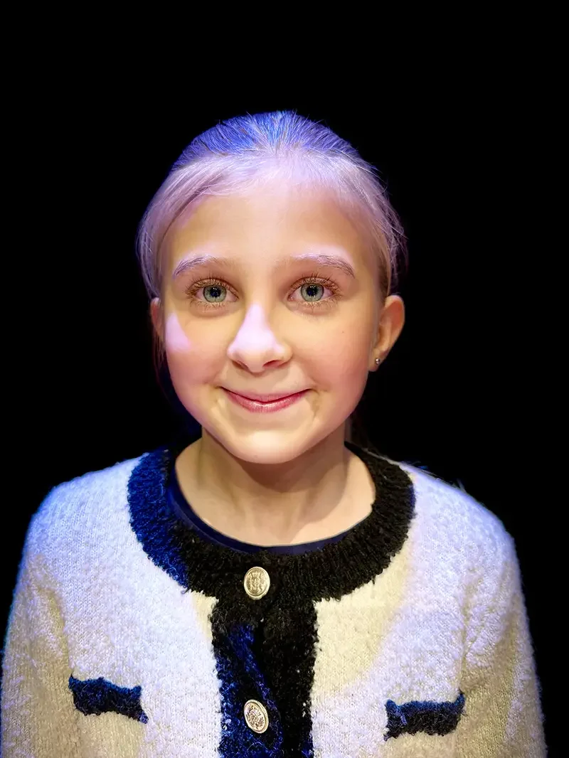 Hokus Pokus, Alfons Åberg – barnteater med riktig trollkarl på Teater Bristol i Sundbyberg 9 Barnskådespelaren Elisa Dahlström som spelar Milla i Hokus Pokus, Alfons Åberg på Teater Bristol