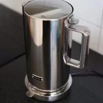 Aarke Kettle Steel im Test: Temperaturkontrolle, doppelwandiges Edelstahlgehäuse und leises Kochen für rund 225 Euro. Lohnt sich die Investition? Unser Urteil.