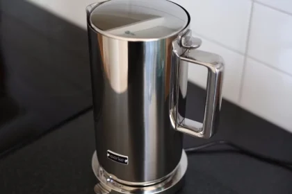 Aarke Kettle Steel im Test: Temperaturkontrolle, doppelwandiges Edelstahlgehäuse und leises Kochen für rund 225 Euro. Lohnt sich die Investition? Unser Urteil.