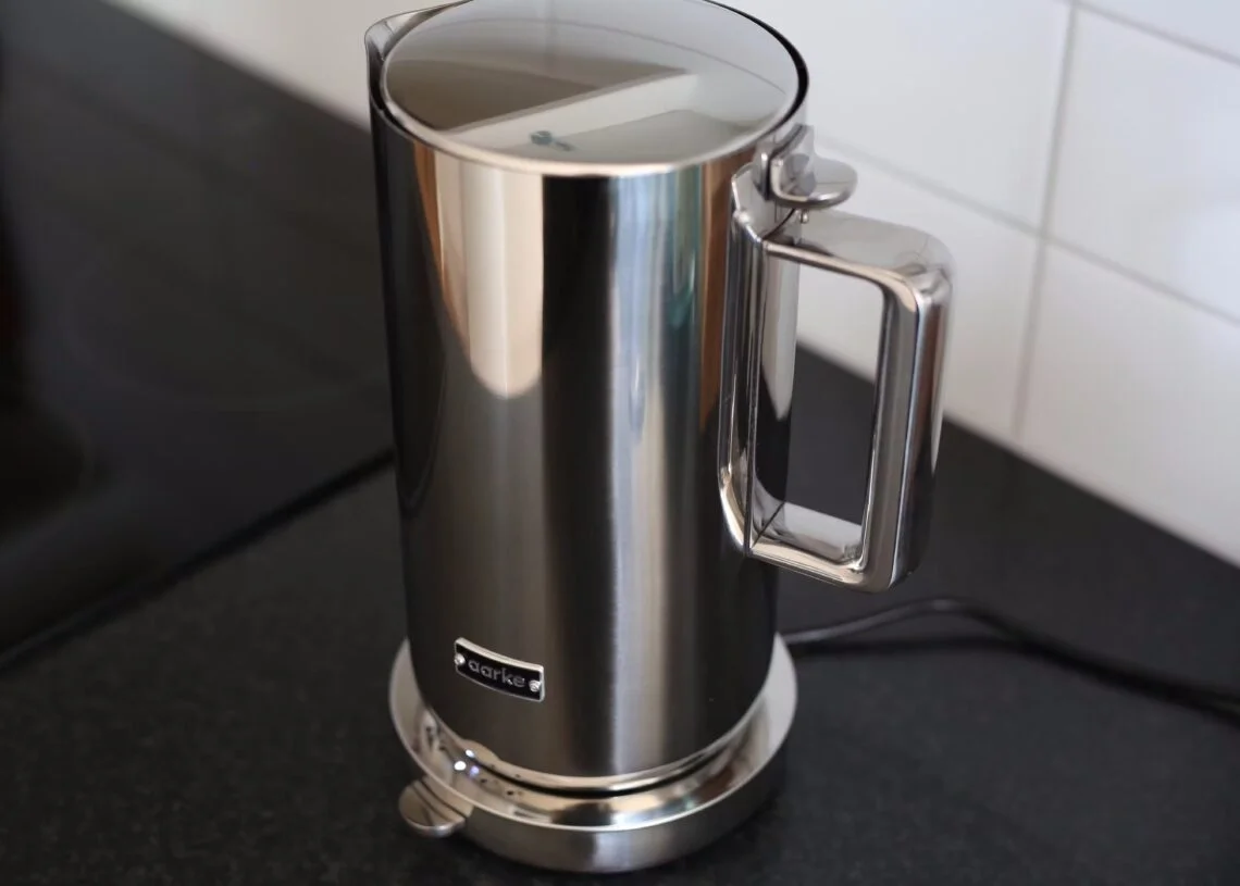 Aarke Kettle Steel im Test: Temperaturkontrolle, doppelwandiges Edelstahlgehäuse und leises Kochen für rund 225 Euro. Lohnt sich die Investition? Unser Urteil.