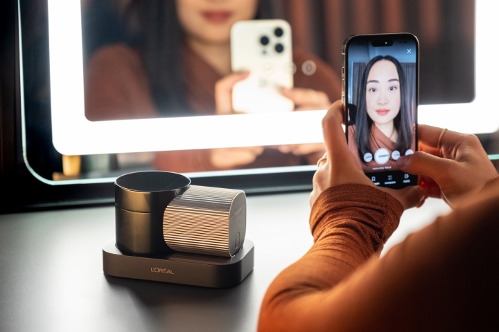 L'Oreal's Brow Magic printer with ModiFace AR app.