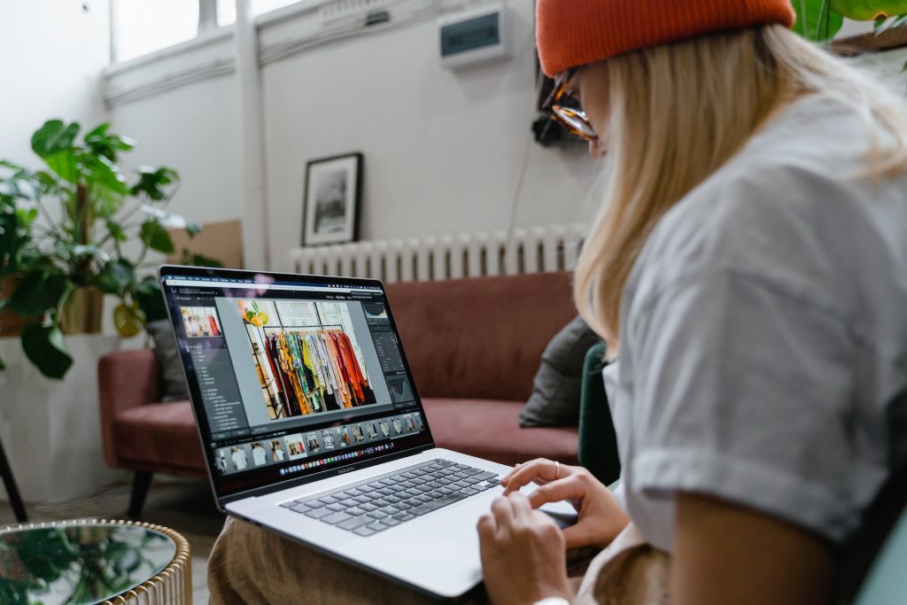 Selling the Right Products on Ecommerce Platforms: 5 Ways to Get Ahead