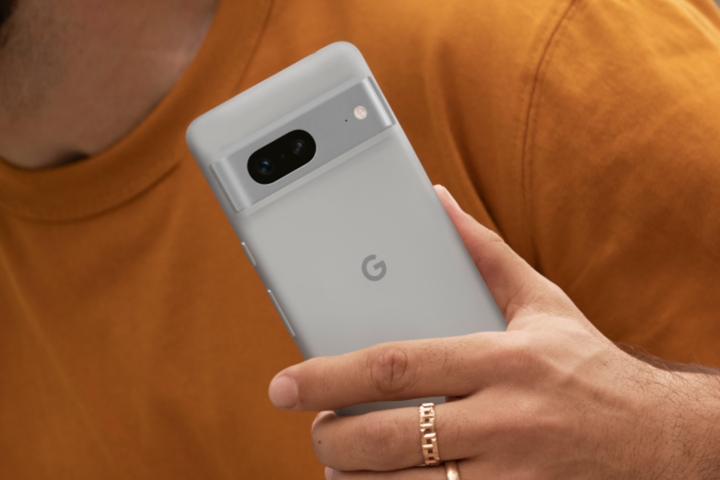 Man holding Google Pixel 7 feat image.