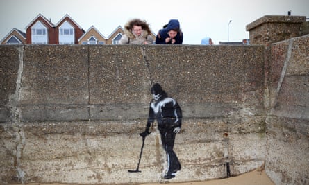 A Banksy-style graffiti image of a metal detectorist appeared on the sea wall on Cleethorpes beach after the launch of an online petition.