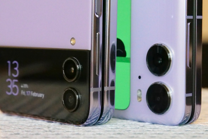 The Samsung Galaxy Z Flip 4 and Oppo Find N2 Flip camera modules.