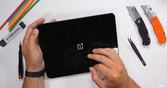 A pre-teardown OnePlus Pad. (Source: JerryRigEverything via YouTube)