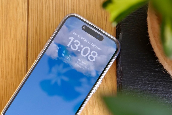 Dynamic Island padlock icon on the iPhone 14 Pro.