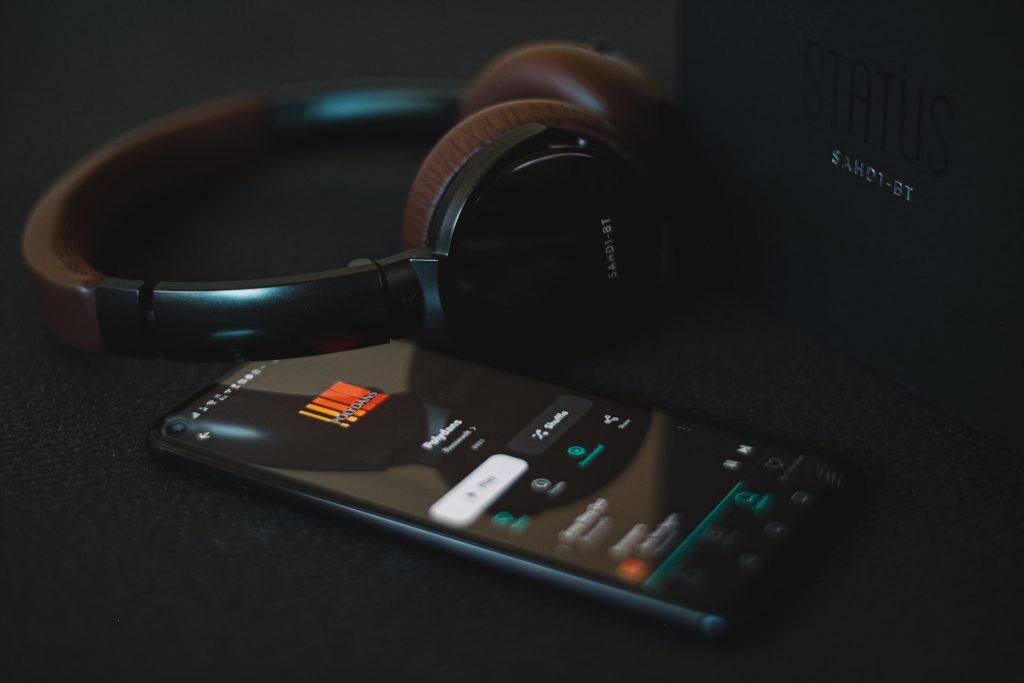 Thinking About Paying for a Music Streaming Service? Spotify vs. Apple Music – Key Differences