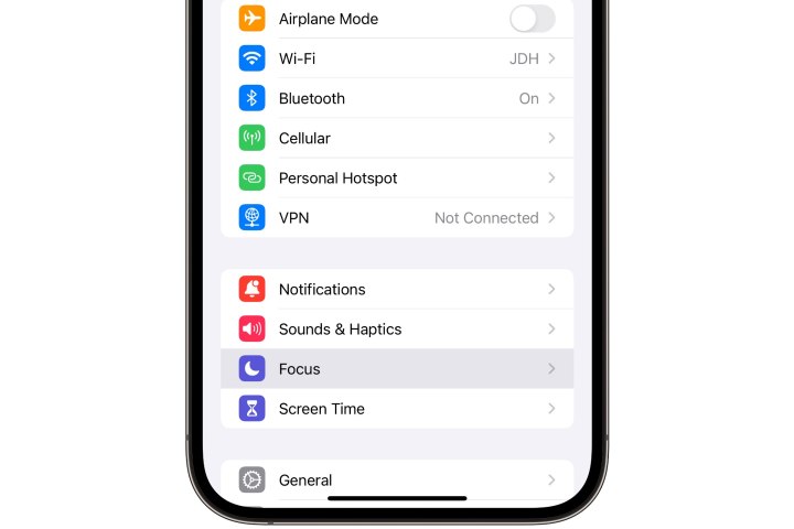 iPhone showing Settings app with Focus option highlighted.