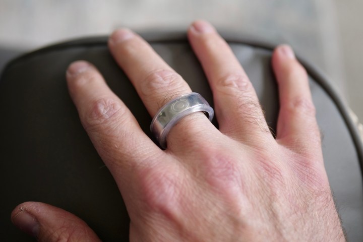 A person wearing an OSleeve cover on an Oura RIng.