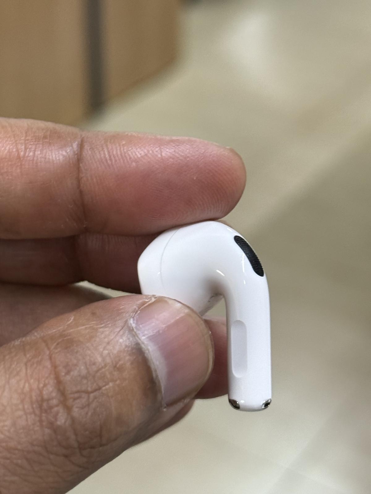 The only way to adjust volume is by asking Siri to do so, which feels like a missed opportunity The only way to adjust volume is by asking Siri to do so, which feels like a missed opportunity