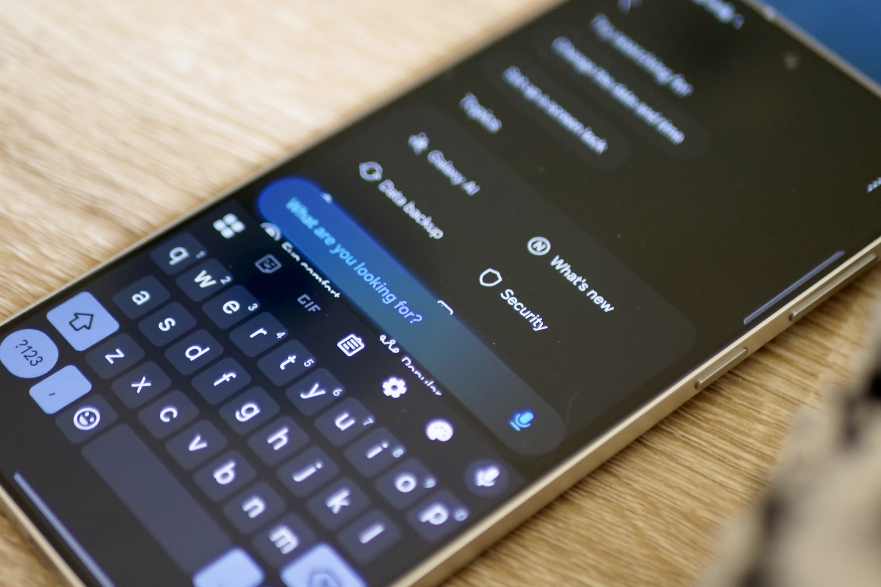 The search bar in Samsung's One UI 7.