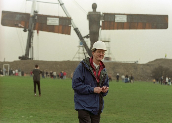 Antony Gormley in front of his ‘Angel of the North’ sculpture as it was being erected in 1998