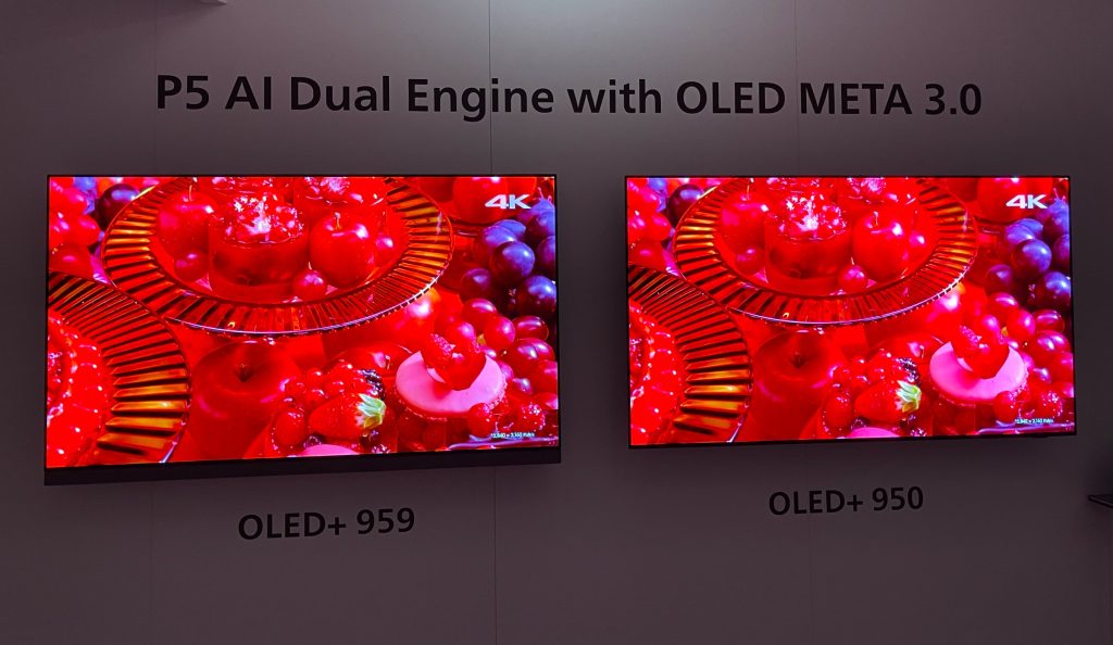 To skærme viser røde frugter og desserter. Venstre skærm er mærket OLED+ 959, højre OLED+ 950.