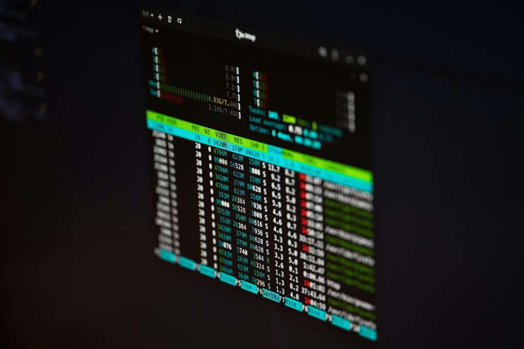 Kommandolinjegrænseflade på computerskærm viser systemoplysninger som CPU-brug, hukommelse og aktive processer.