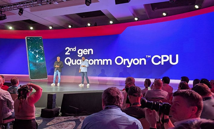 Qualcomm Snapdragon 8 Elite sætter turbo på AI, gaming og fotografering til telefoner To personer står på en scene foran et publikum. Bag dem er der en stor skærm, som viser 2nd gen Qualcomm Oryon CPU.