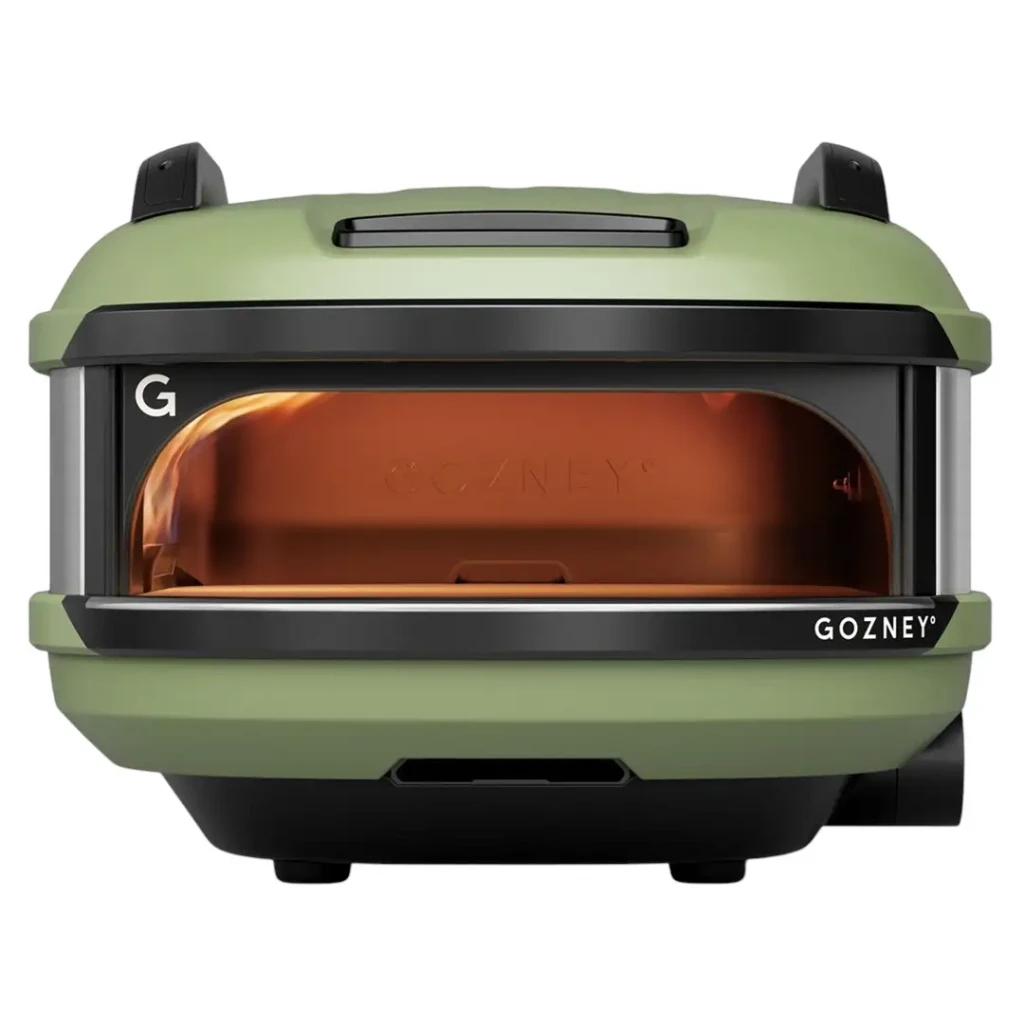 Grøn Gozney Tread pizzaovn set forfra med åbning og indvendigt oplyst kammer. Logoet er tydeligt på ovnens front.