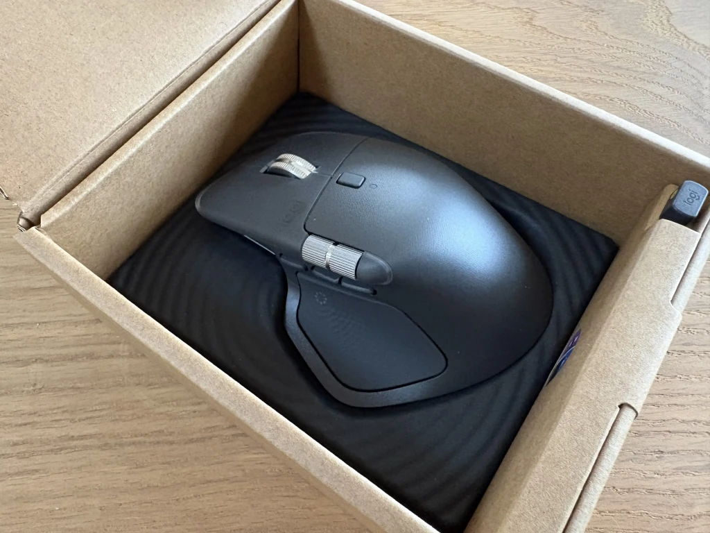 Test: Logitech MX Master 4 14 Logitech MX Master 4 oppe fra i indpakning