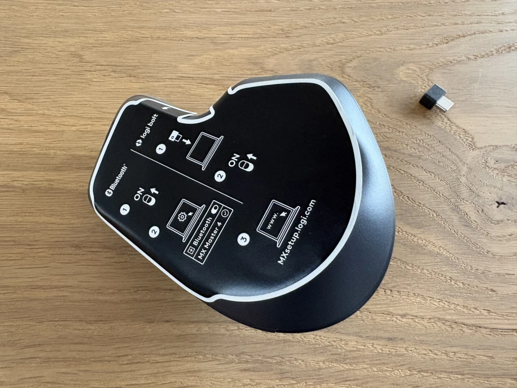 Test: Logitech MX Master 4 6 Logitech MX Master 4 bund med klistermærke