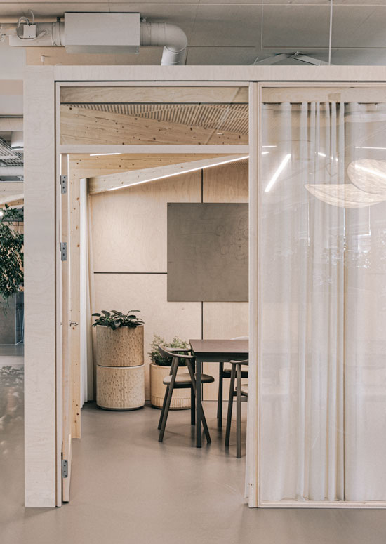 mødelokale med borde og stole