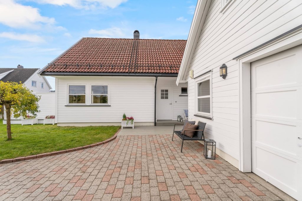 Entre og inngangsparti med stor garasje