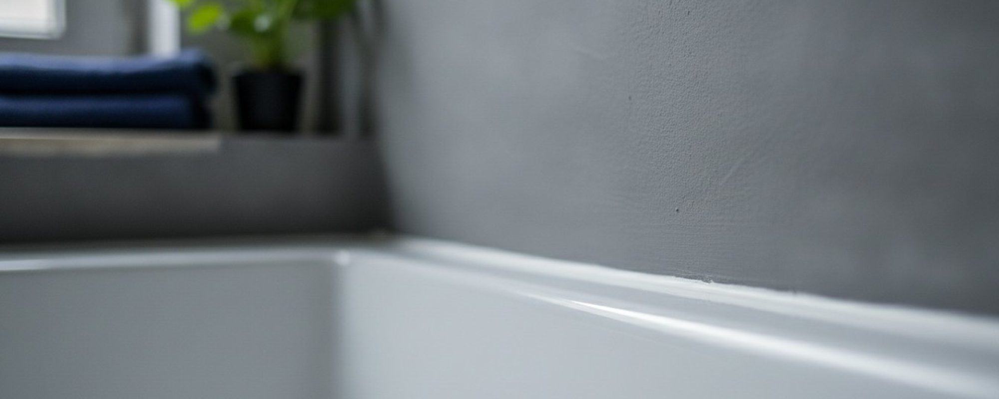 Badewanne an unebener Wand abdichten: Lösungen für krumme Wände im Altbau