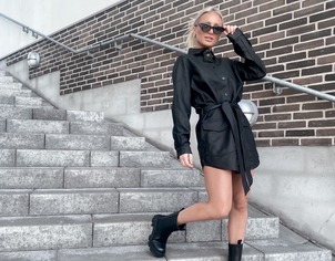 Lina Maria Busk poserer på en trappe og er influencer hos Tell Agency