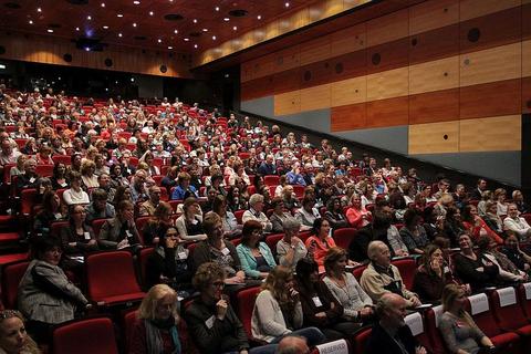 Afbeelding met persoon, binnen, plafond, auditorium

Automatisch gegenereerde beschrijving