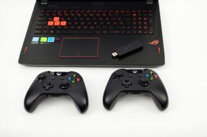 Bild eines Laptops mit zwei XBOX Controllern. Steht symbolisch für Gamification