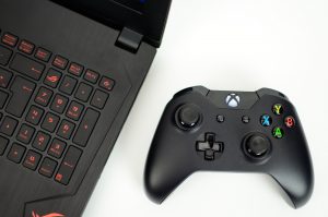 Bild eines Laptops mit einem XBOX Controllern. Steht symbolisch für Gamification