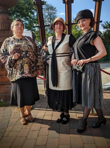 Gruppenfoto Frl. Rosalinde, Anja Bagus, Frl. Clara als Besetzung der Modeboutique in den 20er Jahren