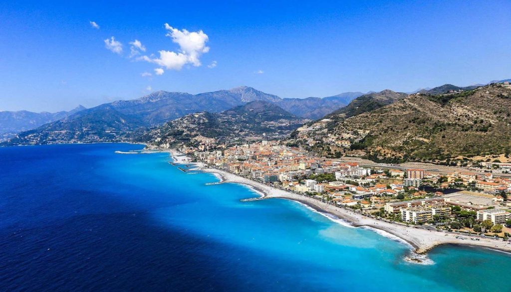 In questa newsletter vi portiamo in un viaggio a Ventimiglia, l'ultima città della Riviera dei Fiori appena prima del confine con la Francia. Si trova sulla costa a ovest di Bordighera e Vallecrosia, con il cui territorio è largamente cresciuto insieme nel corso della sua lunga storia.
La 