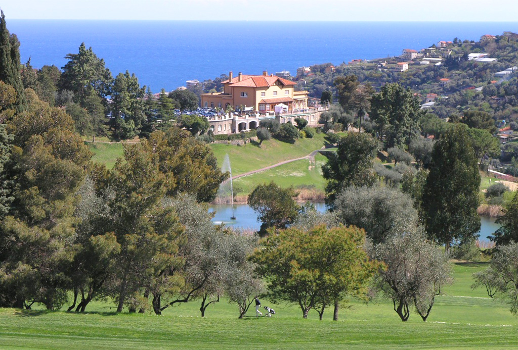 Golfplätze gibt es in Sanremo, Castellaro und Garlenda