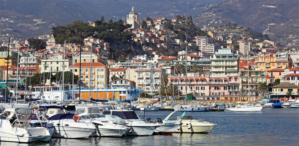Sanremo, der Hafen mit Blick auf die Stadt