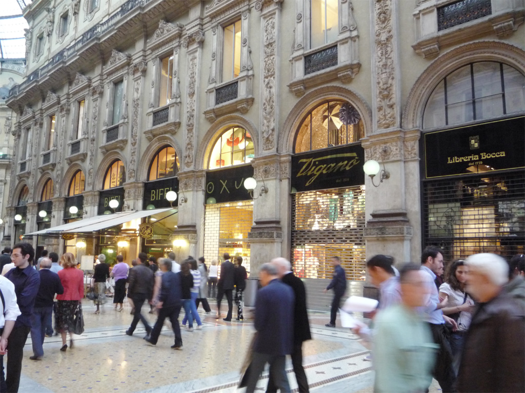 Gênes, la XXème Settembre avec les larges arcades des deux côtés