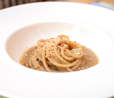 Spaghetti con pane, burro e acciughe