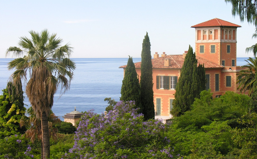 La Liguria è da sempre meta non solo di artisti e personaggi letterari, ma è anche una meta apprezzata da molti visitatori, per le loro vacanze, per solo una capatina o per un soggiorno permanente. A volte non è possibile conciliare desideri diversi e il tutto si riduce a una “decisione di patchwork”. Pigri compromessi e conflitti con i vostri cari non sono programmati nella nostra bella regione – che si tratti di spiaggia e relax, discoteca e nuovi contatti, shopping estesi o visite ai musei, chic o casual, gironzolare e passeggiare o fare attività fisica – in Liguria tutto questo si può conciliare. Nessun altro fuso orario, solo un clima diverso senza jetlag vi permetterà di godervi la vita quotidiana. Concedetevi ai giochi con i bambini, visitate  ristoranti o andate a ballare. Godetevi le attività e le escursioni, la fotografia o le riprese, seduti davanti al camino e guardando il fuoco, contemplate l’alba e il tramonto, le stelle e le nuvole, nuotando, arrampicando, andando in bicicletta o in motocicletta e molto altro ancora.