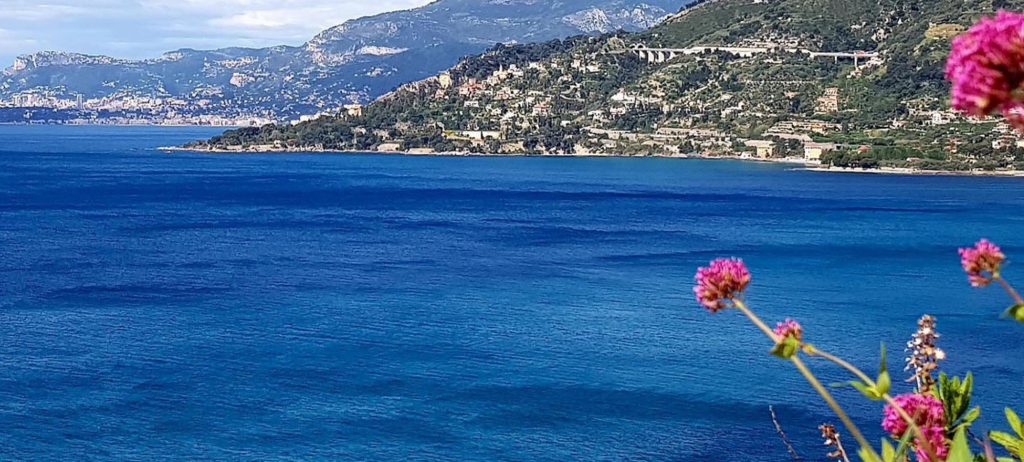 En été les jours et les nuits sont chauds en Ligurie, mais rarement étouffants. La « Côte du Ponant » (de l’ouest de Gênes à Vintimille) est appréciée déjà depuis la fin du 19ème siècle pour son climat doux et son charme pittoresque mais reste heureusement épargnée du tourisme de masse. De mi-juin à fin août la Riviera des fleurs attire de nombreux amoureux de la Ligurie sur les étroites plages de son littoral, dans les Préalpes situées directement derrière pour des randonnées et dans les centres historiques des villes et villages pour des évènements culturels dont certains que nous vous présentons ici et que nous vous invitons à découvrir.